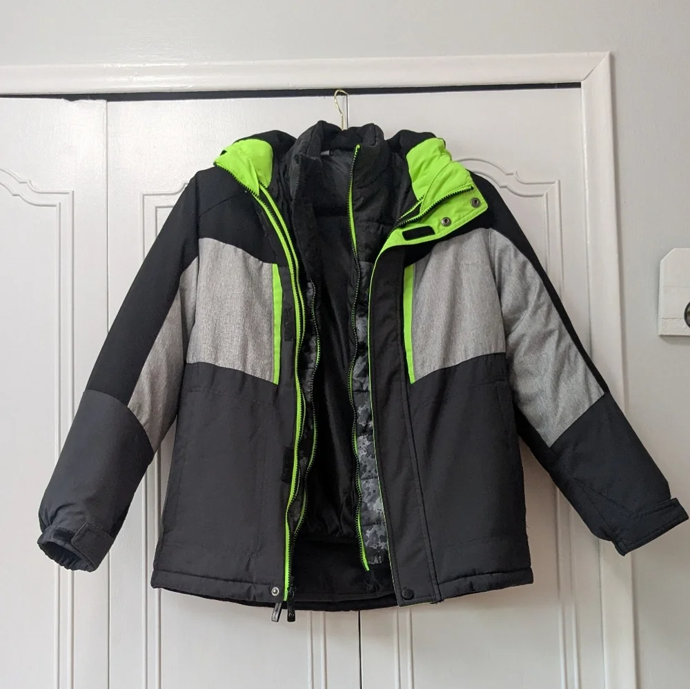 ZeroXposur Kids' Black and Gray Puffer with Green Accents Size XL(14_16)